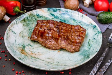 Siyah beton masada yeşil etli biftek.