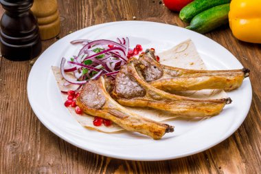 Arka planda kuzu eti rafı