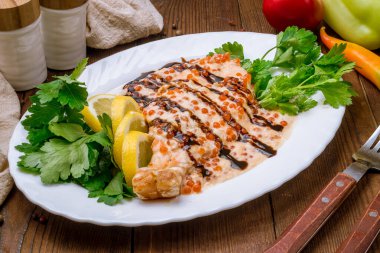 Kremalı havyar soslu somon balığı.