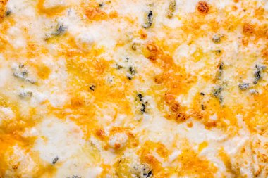 Pizza Quattro formaggi masada, restoran yemeği.