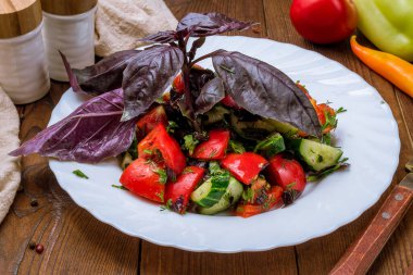 Domatesli ve salatalıklı sebze salatası