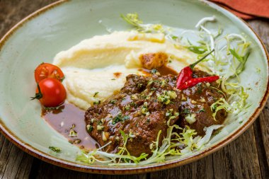 Patates püresiyle sığır eti yanakları