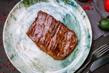 Siyah beton masada yeşil etli biftek.