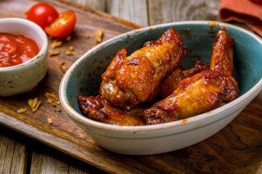 Bufalo tavuk kanatları masada, restoran yemekleri