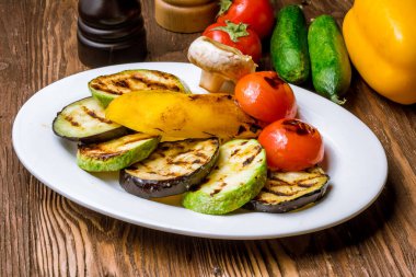 Tabakta ızgara sebzeler