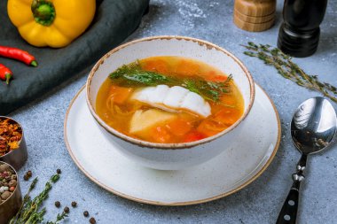 Beyaz tabakta balık çorbası.