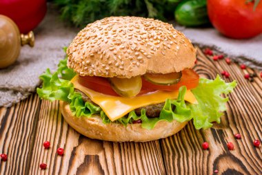 Masada patates kızartmalı hamburger, restoran yemeği.