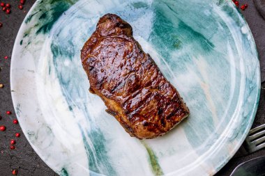 Güzel mavi tabakta sulu Striploin bifteği