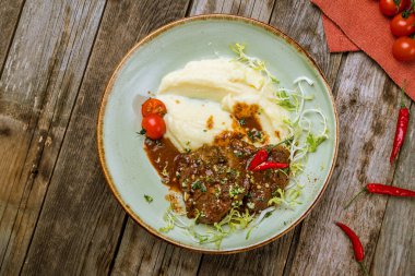 Patates püresiyle sığır eti yanakları