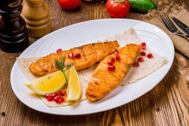 Izgarada somon bifteği
