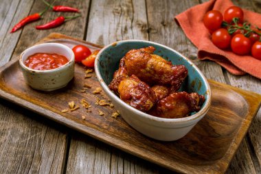 Bufalo tavuk kanatları masada, restoran yemekleri