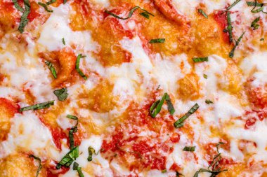 İtalyan pizzası Margherita masada, restoran yemeği.