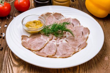 Tabakta dilimlenmiş domuz eti.