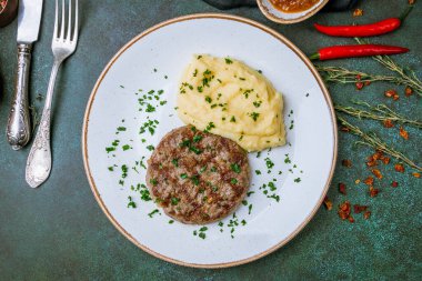 Patates püresiyle sığır pirzolası