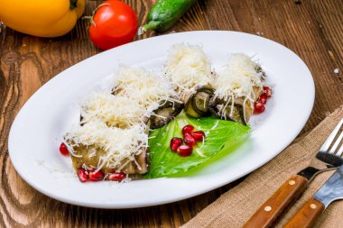 Fındıkla doldurulmuş patlıcan ruloları