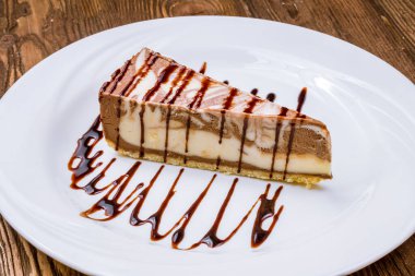 Tabakta mermer peynirli kek