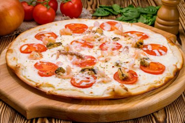 Masada deniz mahsullü pizza, lokanta yemeği.