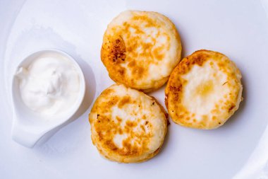 Süzme peynirden peynirli kekler