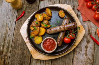 Masada kızarmış avcı sosisi, restoran yemeği.