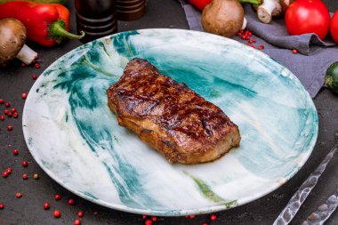 Güzel mavi tabakta sulu Striploin bifteği