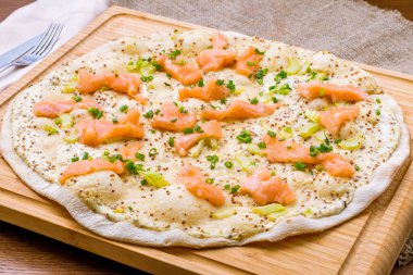 Somonlu pizza, restoran yemeği.