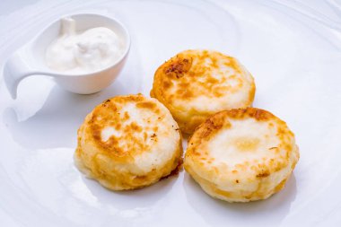 Süzme peynirden peynirli kekler