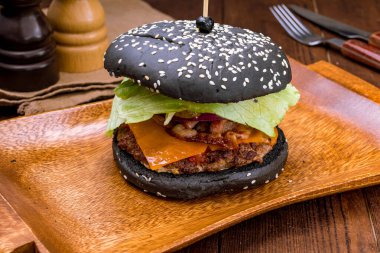 Etli siyah hamburger.