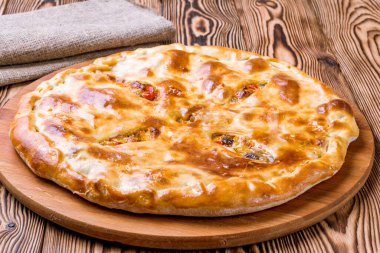 Et, mantar ve sebzeli Osetya turtası.