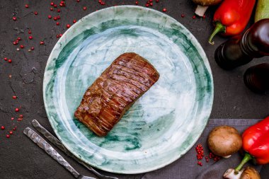 Siyah beton masada yeşil etli biftek.