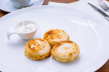 Süzme peynirden peynirli kekler