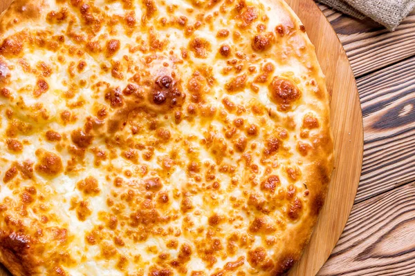 Tahta masada peynirli khachapuri Gürcistan mutfağı