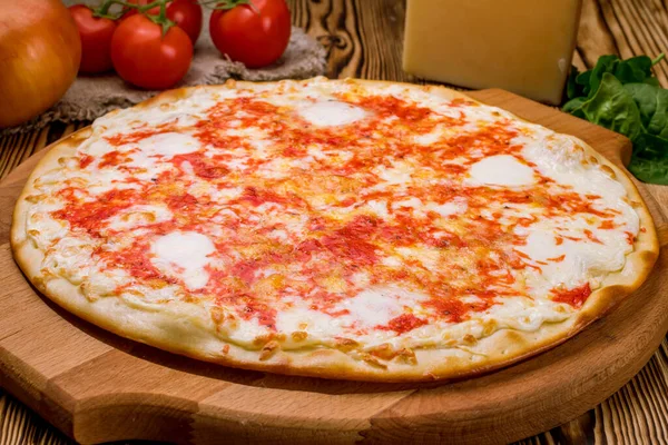 Włoska Pizza Margherita Stole Danie Restauracyjne — Zdjęcie stockowe