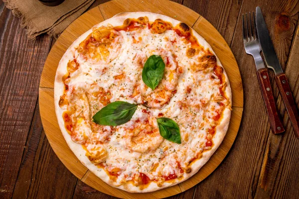 Pizza Margherita Sul Tavolo Piatto Del Ristorante — Foto Stock