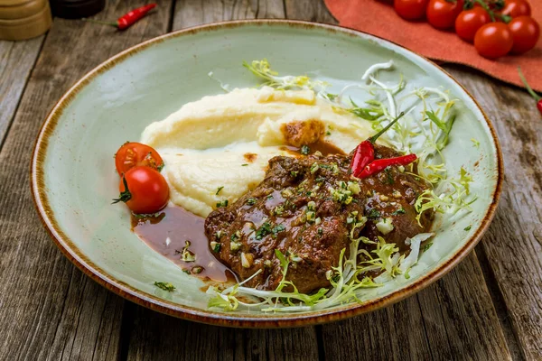 Patates püresiyle sığır eti yanakları