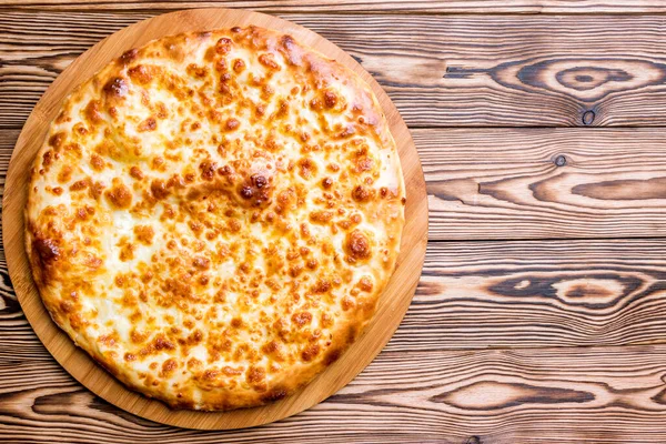 Tahta masada peynirli khachapuri Gürcistan mutfağı