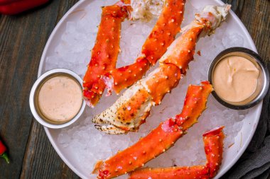 Kral yengeç pençeleri ahşap masada