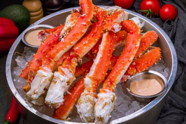 Kral yengeç pençeleri ahşap masada