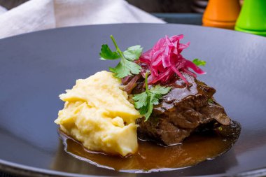 Patates püresiyle sığır eti yanakları