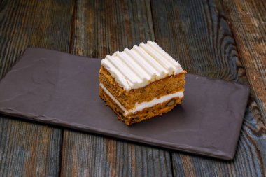 Tabakta havuçlu kek.