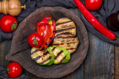 Tabakta ızgara sebzeler