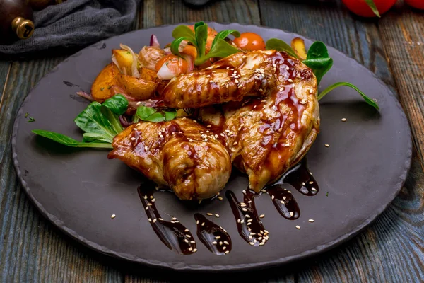 Pollo Salsa Teriyaki Piatto Nero — Foto Stock