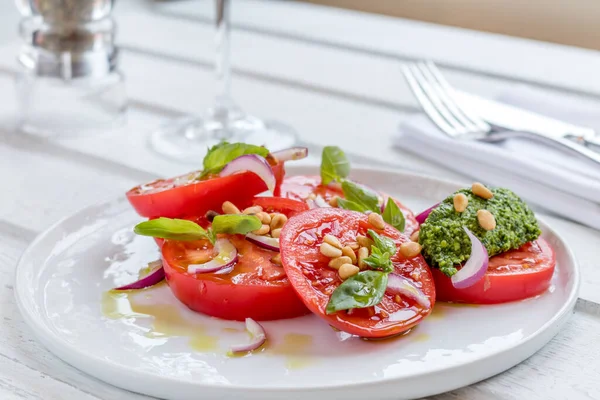 Grönsakssallad Med Tomater Och Rödlök Vit Tallrik — Stockfoto