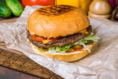 Etli hamburger, yakın çekim.