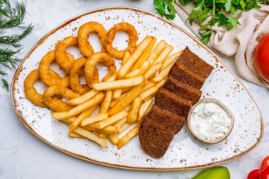 Çeşitli bira aperatifleri, kapatın.