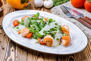 Karidesli Arugula, yaklaş.