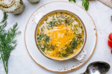 Tabakta tavuk çorbası.