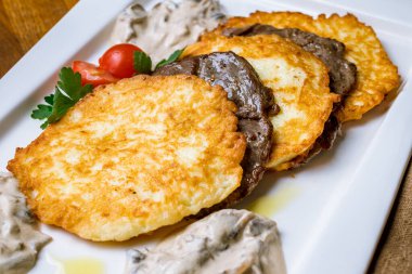 Patates gözlemesi ve sığır eti madalyonu.