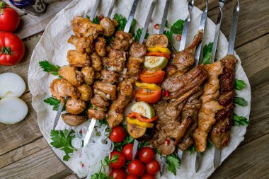 Eski ahşap masada farklı kebaplar