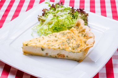 Mantarlı ve pastırmalı kiş Lorraine.