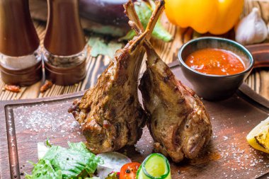 Kuzu pirzolası, kapat.